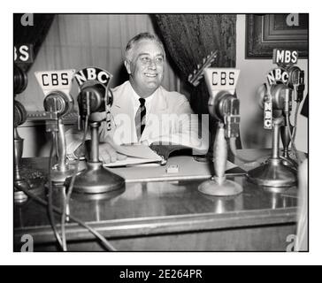 LE 1934 septembre, LE PRÉSIDENT ROOSEVELT des années 1930, Franklin D. Roosevelt, donne une émission de radio (« chat au coin du feu »). Sur son bureau, les microphones de diffusion réseau CBS et NBC. Franklin Delano Roosevelt Sr., souvent cité par ses initiales FDR, était un homme d'État américain et un dirigeant politique qui a servi comme 32e président des États-Unis de 1933 à sa mort en 1945. Banque D'Images