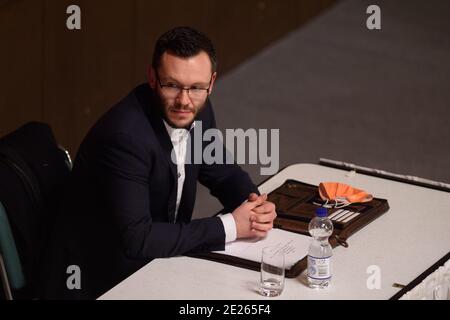 Bernburg, Allemagne. 12 janvier 2021. Alexander Goebel (CDU), est assis sur le podium dans le hall du Kurhaus. Dans la soirée, les candidats à la prochaine élection de l'administrateur de district ont été présentés au public. L'élection de l'administrateur de district prévue pour le 24 janvier 2020 peut avoir lieu. Credit: Klaus-Dietmar Gabbert/dpa-Zentralbild/dpa/Alay Live News Banque D'Images