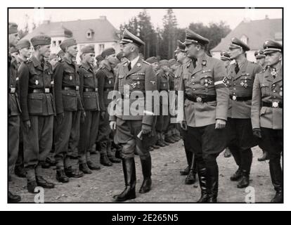 HIMMLER photo de propagande de la Seconde Guerre mondiale de Reichsfuhrer de la Schutzstaffel Heinrich Himmler et Artur Axmann, chef de la Jeunesse Hitler (Hitlerjugend) Inspection des recrues en formation dans la Seconde Guerre mondiale de 1943 La guerre l'Allemagne nazie Banque D'Images