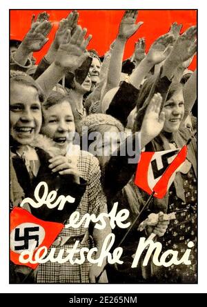 HITLER SALUE l'affiche de propagande nazie de 1933 ‘Der Erste Deutsche Mai’ affiche de propagande nazie de 1933 le premier Mai allemand’ avec des foules de jeunes filles extatiques qui agissaient les drapeaux de la swastika nazie et donnaient au Heil Hitler le salut de l'Allemagne nazie des années 1930 Banque D'Images