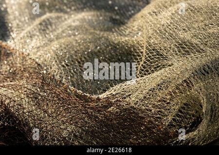 Une pile de filets de pêche sèche au soleil sur le quai. Concentrez-vous sur le rouge brunâtre situé juste au bas de la photo Banque D'Images