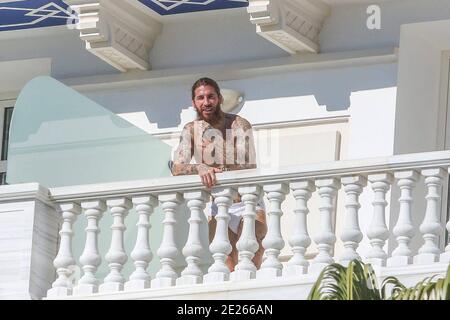 Malaga, Espagne. 12 janvier 2021. 12 janvier 2021 (Malaga) Real Madrid les joueurs de football regardent par les fenêtres du grand hôtel Miramar de Malaga, 3 jours avant le match demi-fin de la Super Cup contre le rival Athétique de Bilbao au stade de la Rose Garden Player: Sergio Ramos 12 de enero 2021 (Malaga) Los jugadores del Real Madrid se asoman en las ventanas del gran Hotel Miramar de Malaga, a 3 dias del partido de semifinal de la Supercopa ante el Rival Athetique de Bilbao en el Estadio de la Rosaleda Lorenzo Carnero/Cordon Press Credit: CORDONE PRESSE/Alay Live News Banque D'Images