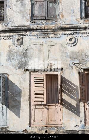 Ville en pierre, Zanzibar, Tanzanie : ancienne fenêtre avec stores traditionnels en bois Banque D'Images