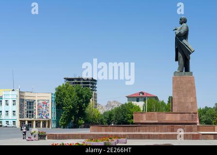 Statue de Lénine sur l'avenue Lénine. Ville Osh dans la vallée de Fergana près de la frontière avec l'Ouzbékistan. Asie, Asie centrale, Kirghizistan Banque D'Images