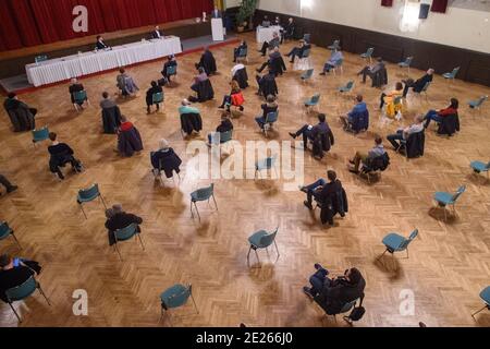 Bernburg, Allemagne. 12 janvier 2021. Les citoyens regardent la présentation des candidats à l'élection du Conseil de district du Salzlandkreis dans le hall du Kurhaus. L'élection de l'administrateur de district prévue pour le 24 janvier 2020 peut avoir lieu. Credit: Klaus-Dietmar Gabbert/dpa-Zentralbild/dpa/Alay Live News Banque D'Images