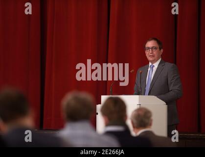 Bernburg, Allemagne. 12 janvier 2021. Markus Bauer (SPD), administrateur de district par intérim du Salzlandkreis, parle aux participants de la présentation des candidats à l'élection de l'administrateur de district du Salzlandkreis dans le hall du Kurhaus. L'élection de l'administrateur de district prévue pour le 24 janvier 2020 peut avoir lieu. Credit: Klaus-Dietmar Gabbert/dpa-Zentralbild/dpa/Alay Live News Banque D'Images