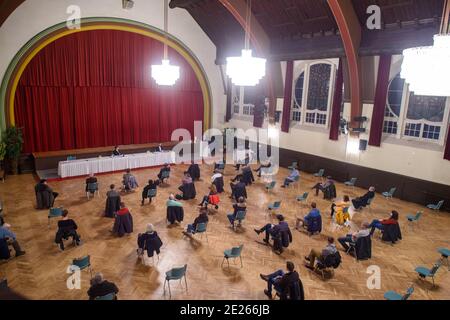 Bernburg, Allemagne. 12 janvier 2021. Les citoyens regardent la présentation des candidats à l'élection du Conseil de district du Salzlandkreis dans le hall du Kurhaus. L'élection de l'administrateur de district prévue pour le 24 janvier 2020 peut avoir lieu. Credit: Klaus-Dietmar Gabbert/dpa-Zentralbild/dpa/Alay Live News Banque D'Images