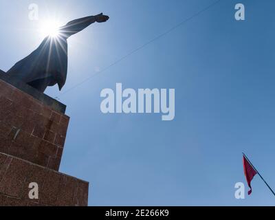 Statue de Lénine sur l'avenue Lénine. Ville Osh dans la vallée de Fergana près de la frontière avec l'Ouzbékistan. Asie, Asie centrale, Kirghizistan Banque D'Images