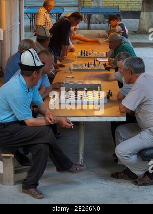 Joueur d'échecs dans le parc Navoi. Ville Osh dans la vallée de Fergana près de la frontière avec l'Ouzbékistan. Asie, Asie centrale, Kirghizistan Banque D'Images