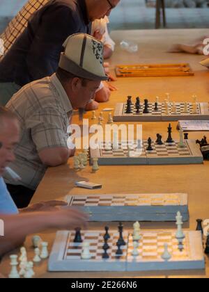 Joueur d'échecs dans le parc Navoi. Ville Osh dans la vallée de Fergana près de la frontière avec l'Ouzbékistan. Asie, Asie centrale, Kirghizistan Banque D'Images