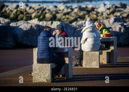 Heysham Lancashire, Royaume-Uni. 12 janvier 2021. Les gens se rencontrent sur la Promenade à Heysham, c'est cela qui étend les règles d'être autorisé à exercer une fois par jour est ce que la police sera le suivi de crédit: PN News/Alay Live News Banque D'Images