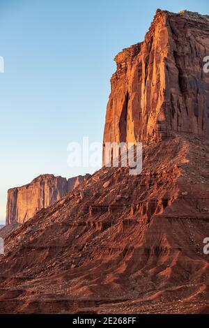 Lever de soleil sur la formation de rochers de Mitchell Mesa dans le parc tribal de Monument Valley Navajo qui chevauche la ligne d'État de l'Arizona et de l'Utah, États-Unis Banque D'Images