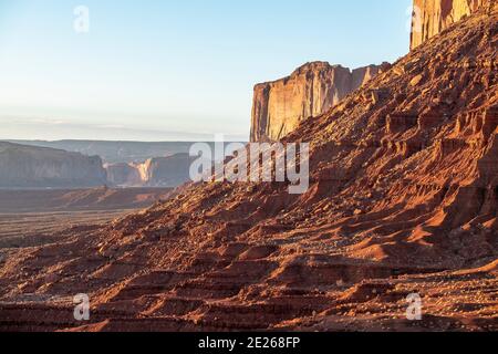 Lever de soleil sur la formation de rochers de Mitchell Mesa dans le parc tribal de Monument Valley Navajo qui chevauche la ligne d'État de l'Arizona et de l'Utah, États-Unis Banque D'Images