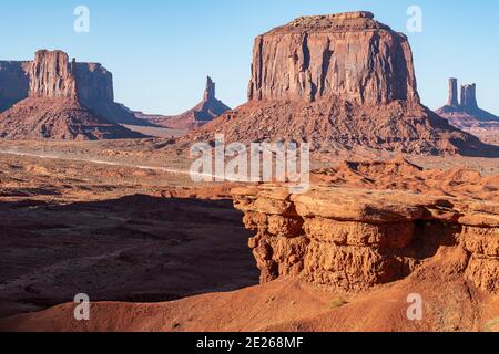 Paysage emblématique de l'Elephant Butte et de l'Ouest Mitten Butte depuis John Ford point, Monument Valley Navajo Tribal Park, Arizona et Utah, États-Unis Banque D'Images