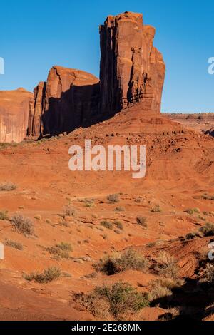 La formation rocheuse Elephant Butte depuis le point de John Ford dans le parc tribal Monument Valley Navajo sur la ligne d'état de l'Arizona et de l'Utah, États-Unis Banque D'Images