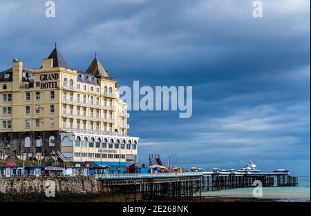 Llandudno Grand Hotel (1855 reconstruit en 1901) et Llandudno Pier (1877) une jetée classée Grade II* dans la station balnéaire de Llandudno, au nord du pays de Galles, au Royaume-Uni. Banque D'Images