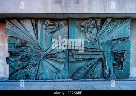 Portes d'entrée principale de la cathédrale métropolitaine de Liverpool avec des scènes de l'ancien Testament en relief. Design de porte par le sculpteur William Mitchell (1925-2020). Banque D'Images