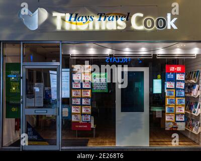 Hays Travel Agency - l'ancienne agence de voyage Thomas Cook a été reprise par Hays Travel en 2019. Signalisation de voyage Hays temporaire au-dessus de l'enseigne Thomas Cook. Banque D'Images