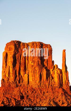 Coucher de soleil sur la formation rocheuse de West Mitten dans le parc tribal de Monument Valley Navajo qui chevauche la ligne d'État de l'Arizona et de l'Utah, États-Unis Banque D'Images