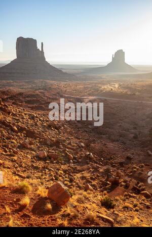 Vue emblématique des formations rocheuses de West Mitten et East Mitten au lever du soleil dans le parc tribal de Monument Valley Navajo, Arizona et Utah, États-Unis Banque D'Images