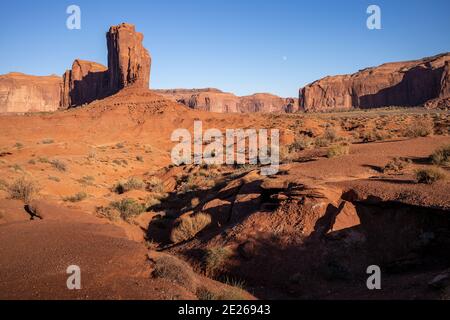 La formation rocheuse Elephant Butte dans le parc tribal de Monument Valley Navajo qui chevauche la ligne d'État de l'Arizona et de l'Utah, États-Unis Banque D'Images