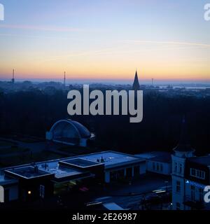 Vue sur Warnemuende sur la côte allemande de la mer Baltique en début matin Banque D'Images