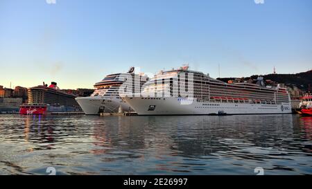 Navires de croisière MSC: Le grandiosa et le magifica dans le port à la station maritime décembre 13 2020 Gênes Italie Banque D'Images