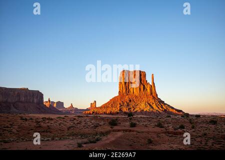 Coucher de soleil sur l'emblématique formation rocheuse de West Mitten dans le parc tribal de Monument Valley Navajo, Arizona et Utah, États-Unis Banque D'Images