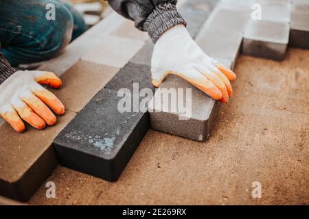 Collage de carreaux de granit aux sous-sols en béton à l'extérieur de la maison - véranda et parement de patio Banque D'Images