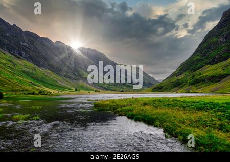 Une grande cascade sur un plan d'eau avec une montagne en arrière-plan. Photo de haute qualité Banque D'Images