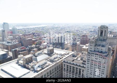 Toits de bâtiments dans le centre-ville de Philadelphie, États-Unis. Le fleuve Delaware coule près de l'horizon. Banque D'Images