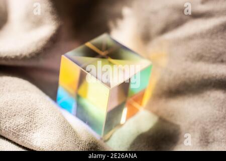 Cube en verre optique dispersion de lumière, spectre. Optique physique Banque D'Images