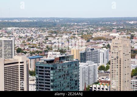 Toits de bâtiments dans le centre-ville de Philadelphie, États-Unis. Le centre urbain est entouré de verdure. Banque D'Images