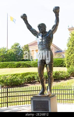 Statue des Rocheuses à Philadelphie, États-Unis. La statue de bronze de Rocky Balboa, jouée par Sylvester Stallone, dans le film 'Rocky III'. Banque D'Images