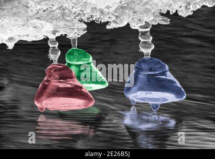 Glaces suspendues à une corniche de glace au-dessus de la rivière Eagle dans le parc national de Chugach, dans le centre-sud de l'Alaska. Banque D'Images