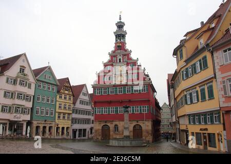 ALLEMAGNE, ESSLINGEN AM NECKAR, 24 OCTOBRE 2017 : la vieille mairie de Rathausplatz à Esslingen Banque D'Images