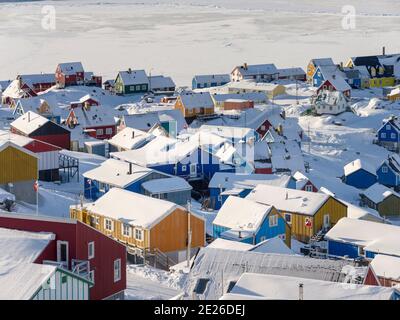 Hivernent dans la ville d'Upernavik, au nord du Groenland, sur les rives de la baie de Baffin. Amérique , Danemark, Groenland Banque D'Images