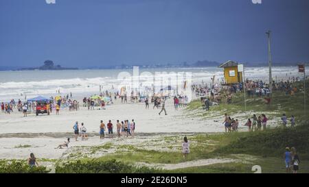 Guaratuba, Parana/Brésil - décembre 24 2020 : un hélicoptère de secours a atterri sur la plage pour des soins d'urgence. Les ambulanciers paramédicaux courent jusqu'à la scène. Banque D'Images