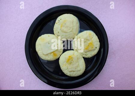 Rasmalai un dessert indien, sucrée pakistanais fait de lait, de type clé très douce et savoureuse avec safran, feuille de malai épais Banque D'Images