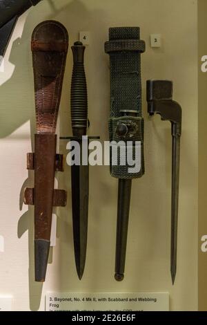 (G-D) Bayonet (No 4 Mk II) avec grenouille-fourreau et sangle et couteau de combat Fairbairn-Sykes, Army Flying Museum, Stockbridge, Hampshire, Royaume-Uni. Banque D'Images