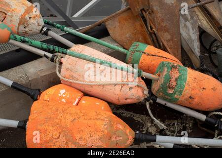 Sur la rive dans le New Hampshire côtier. Des bouées d'orange vif se trouvent à côté des bateaux de pêche en bord de mer dans la région côtière du New Hampshire. Seigle région NH. Banque D'Images