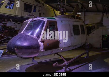 Un hélicoptère argentin UH-1H Iroquois ('Huey') exposé au Army Flying Museum, un musée de l'aviation militaire à Stockbridge, Hampshire, Royaume-Uni. Banque D'Images