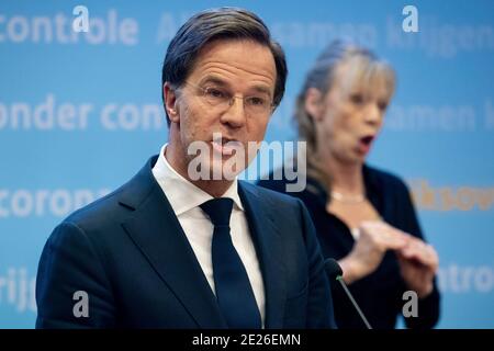 LA HAYE, PAYS-BAS - JANVIER 12 : le Premier ministre Mark Rutte est présent lors de la conférence de presse du COVID-19, le 12 janvier 2021, à la Haye, pays-Bas. Au cours de la conférence de presse, il a été annoncé que le confinement strict actuel du coronavirus sera prolongé jusqu'en février 9. (Photo de Niels Wenstedt/BSR Agency/Alay Live News) Banque D'Images