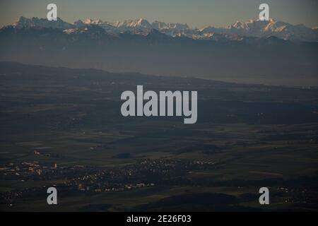 Blick von den Aiguilles de Baulmes über das Mittelland zum Alpenbogen und dem mächtigen Mont blanc Banque D'Images