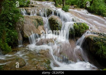 Der märchenhafte Wasserfall des Syratus, ein Zufluss der Loue im französischen Jura Banque D'Images