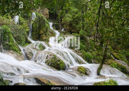 Der märchenhafte Wasserfall des Syratus, ein Zufluss der Loue im französischen Jura Banque D'Images