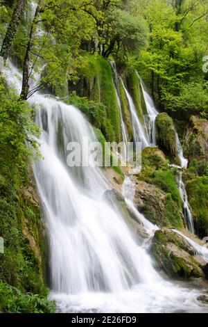 Der märchenhafte Wasserfall des Syratus, ein Zufluss der Loue im französischen Jura Banque D'Images