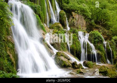 Der märchenhafte Wasserfall des Syratus, ein Zufluss der Loue im französischen Jura Banque D'Images