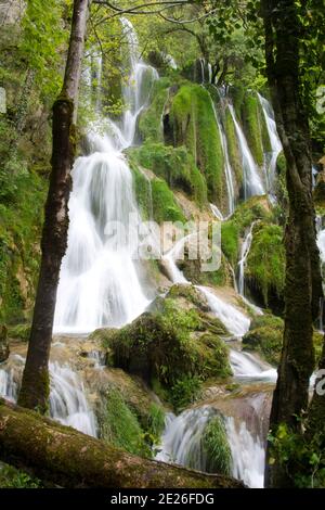 Der märchenhafte Wasserfall des Syratus, ein Zufluss der Loue im französischen Jura Banque D'Images