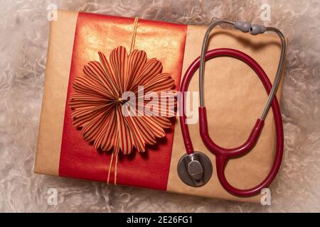 Boîtes cadeaux faites main Merry Christmas avec stéthoscope sur un plat de Noël. Utilisez-la pour la carte de vœux de Noël ou les fêtes de fin d'année afin de montrer votre appréciation à H Banque D'Images